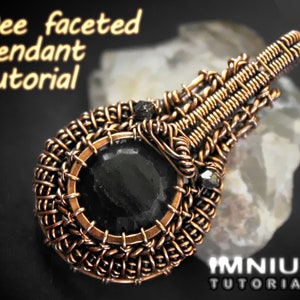 Peut inclure: Un pendentif en fil de cuivre envelopp&eacute; avec une pierre pr&eacute;cieuse noire au centre. Le pendentif est r&eacute;alis&eacute; &agrave; l'aide de la technique d'enroulement de fil et pr&eacute;sente un design d&eacute;licat et complexe. Le pendentif est &eacute;tiquet&eacute; "MNIUM TUTORIALS".