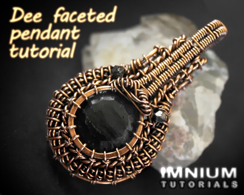 Peut inclure: Un pendentif en fil de cuivre envelopp&eacute; avec une pierre pr&eacute;cieuse noire au centre. Le pendentif est r&eacute;alis&eacute; &agrave; l'aide de la technique d'enroulement de fil et pr&eacute;sente un design d&eacute;licat et complexe. Le pendentif est &eacute;tiquet&eacute; "MNIUM TUTORIALS".