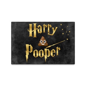 Könnte beinhalten: Ein schwarzes und goldenes Schild mit dem Text "Harry Pooper" in einer von Harry Potter inspirierten Schriftart. Ein Cartoon-Kack-Emoji mit einem Smiley-Gesicht befindet sich über dem Text, und ein goldener Zauberstab mit Sternen befindet sich rechts neben dem Text.