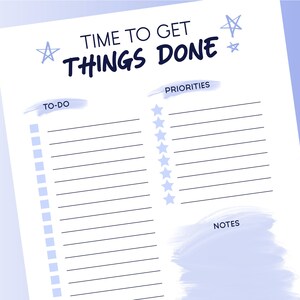 Puede incluir: Un planificador de papel blanco con el texto "TIME TO GET THINGS DONE" en azul oscuro. Incluye secciones para listas de tareas, prioridades y notas, con estrellas y pinceladas en azul claro.