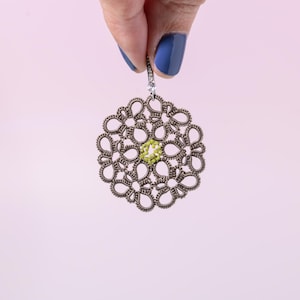 Taupefarbene Spitzen-Ohrringe – handgefertigter Occhi Schmuck mit grünen Perlen, leichte florale Statement Ohrringe für Geschenke