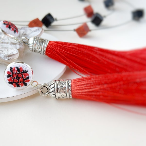 Boucles d'oreilles roumaines, Boucles d'oreilles à pompons rouges longs, Blouse Moldavie, Boucles d'oreilles Martisor, Cadeau personnel, Bijoux de printemps