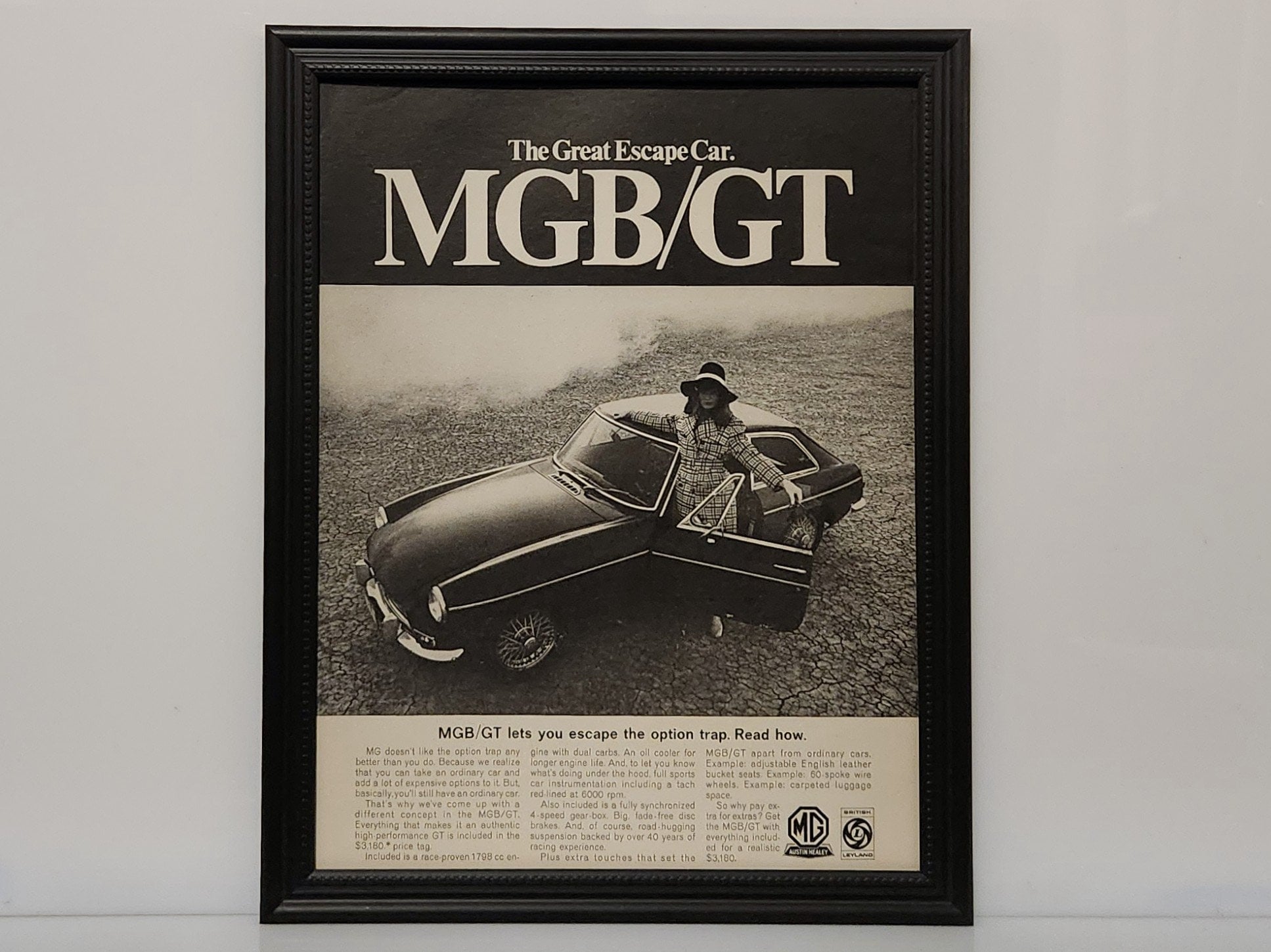 Pôster fotográfico emoldurado de um carro clássico dos anos 60, modelo MG MGB GT Coupé de 1968. Anúncio retrô em preto e branco. Arte de parede automotiva clássica.