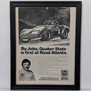 Ingelijste vintage jaren &#39;70 Quaker State Ad Chevrolet Corvette Race Car Automotive Advertentie Klassieke B&W Photo Wall Art Poster