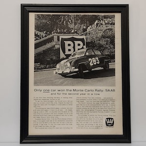 額入り 60 年代 ヴィンテージ カー 広告 1962 サーブ 96 モンテカルロ ラリー レースカー レース 白黒 広告 自動車 クラシック ウォール アート フォト ポスター