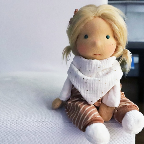 Puppe nach Waldorfart, Stoffpuppe für Kinder, weiche Schmusepuppe, Wegbegleiter für Mädchen, blonde Puppe von der Waldorfpuppe inspiriert