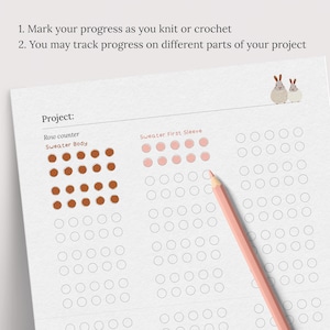 以下が含まれることがあります： 編み物や編み物の進捗状況を追跡するための印刷可能なトラッカーで、行カウンターとセーターの本体と最初の袖のセクションがあります。トラッカーは、進捗状況をマークするための円形で設計されています。画像には、「Project: Row counter Sweater Body Sweater First Sleeve」というテキストも含まれています。