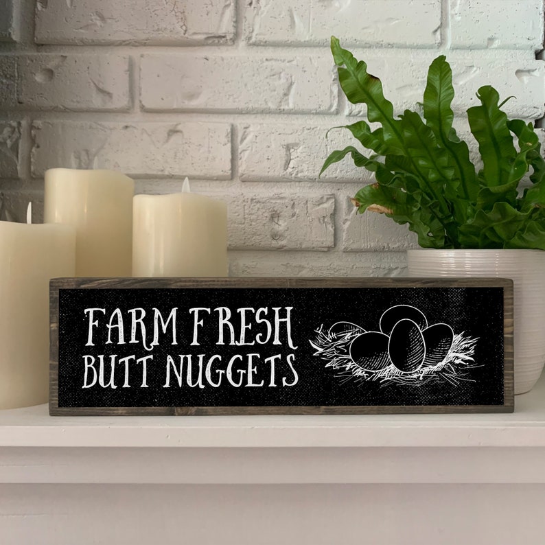 Cartello Divertente Farm Fresh Butt Nuggets - Segno In Latta Per Pollaio 20x30 Cm - Decorazione Country