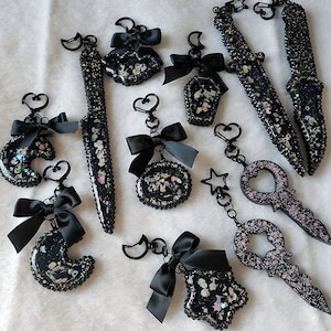 Pequeña media luna bejeweled negra o rosa, corazón, calavera, ataúd, murciélago, estrella, daga goth resina shaker llavero encanto del teléfono