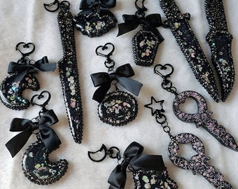 Kleiner Schwarzer oder Rosa Bejeweled Mond Halbmond, Herz, Schädel, Sarg, Fledermaus, Stern, Dolch Goth Harz Shaker Schlüsselbund Handyanhänger