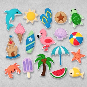 Może przedstawiać: Zestaw aplikacji filcowych z różnymi wzorami o tematyce letniej, w tym delfin, gałka lodów, deska surfingowa, flaming, parasol plażowy, palma, arbuz, ryba, rozgwiazda, muszla, piłka plażowa, zamek z piasku i żółw.