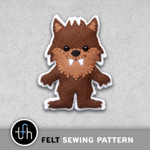 Op de afbeelding: Een bruine vilten weerwolf met witte accenten en een gestikt ontwerp. De weerwolf heeft een bruine snuit, twee witte tanden en een zwarte neus. De afbeelding bevat de tekst "FELT SEWING PATTERN" en een logo.