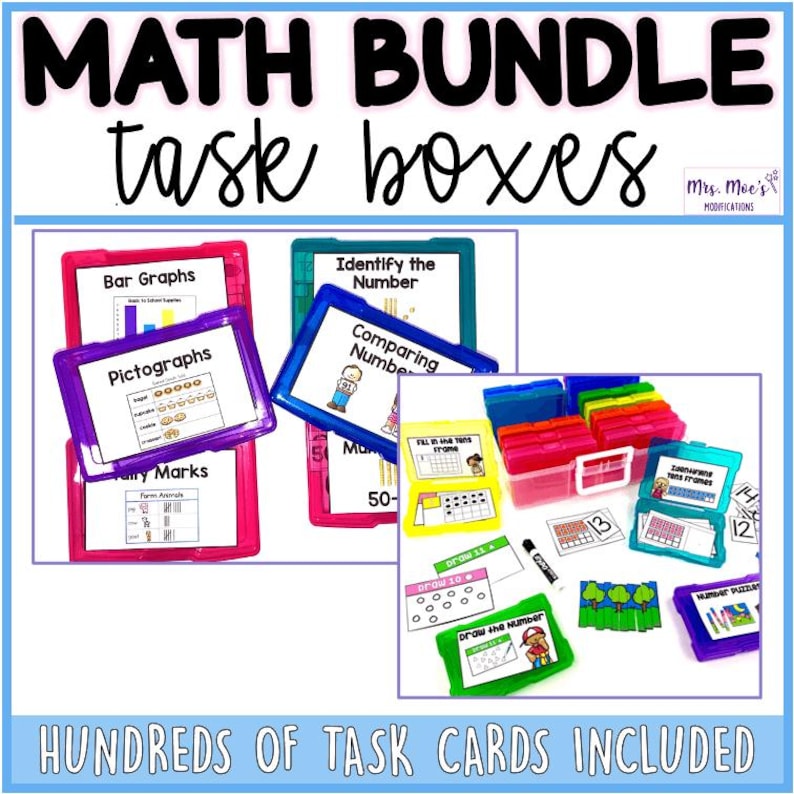 Peut inclure: Un ensemble de bo&icirc;tes de rangement en plastique color&eacute;es avec des couvercles, remplies de cartes de t&acirc;ches pour des activit&eacute;s math&eacute;matiques. Les bo&icirc;tes sont &eacute;tiquet&eacute;es avec des titres tels que "Bar Graphs", "Pictographs", "Identify the Number", et "Comparing Numbers". Le texte "HUNDREDS OF TASK CARDS INCLUDED" est en bas de l'image.