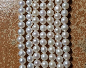 Perlas cultivadas de agua dulce de color blanco/crema, casi redondas, con forma de patata (5-6 mm), muy ligeramente manchadas, tira de 15,5"