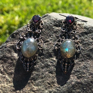 Ingapani / Labradorite and Garnet Sterling Silver Bali Earrings