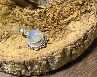 Rainbow Moonstone Sterling Silver Filigree Simple Pendant