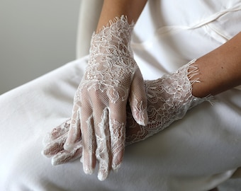 Short wedding gloves, short bridal gloves, white short gloves, white sheer gloves, gloves with flowers, lace gloves, white lace gloves