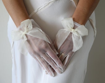 Wedding gloves with bow, bridal gloves, ivory sheer gloves, bow gloves, wedding dress gloves, tulle gloves, lace gloves, ivory gloves