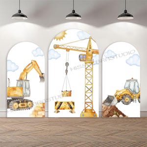 Può includere: Illustrazione ad acquerello di veicoli da costruzione su pannelli ad arco. Il set include un escavatore, una gru che solleva una scatola e un bulldozer. Lo sfondo presenta nuvole e un sole. Il testo "MISS ZEBRA STUDIO" è visibile.