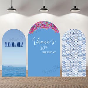 Puede incluir: Tres paneles de fondo arqueados. Un panel tiene el texto "MAMMA MIA!" sobre un paisaje marino. Otro panel tiene "Vance's 30th BIRTHAY" con flores rosas. El tercer panel tiene un patrón de baldosas azules y blancas.