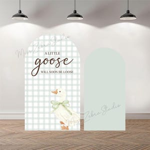 Könnte beinhalten: Bogenförmiges Schild mit hellgrünem und weiß kariertem Hintergrund. Das Schild zeigt eine Aquarellillustration einer Gans mit grüner Schleife und dem Text "A LITTLE goose WILL SOON BE LOOSE". Daneben befindet sich ein zweiter, einfarbiger hellgrüner Bogen.