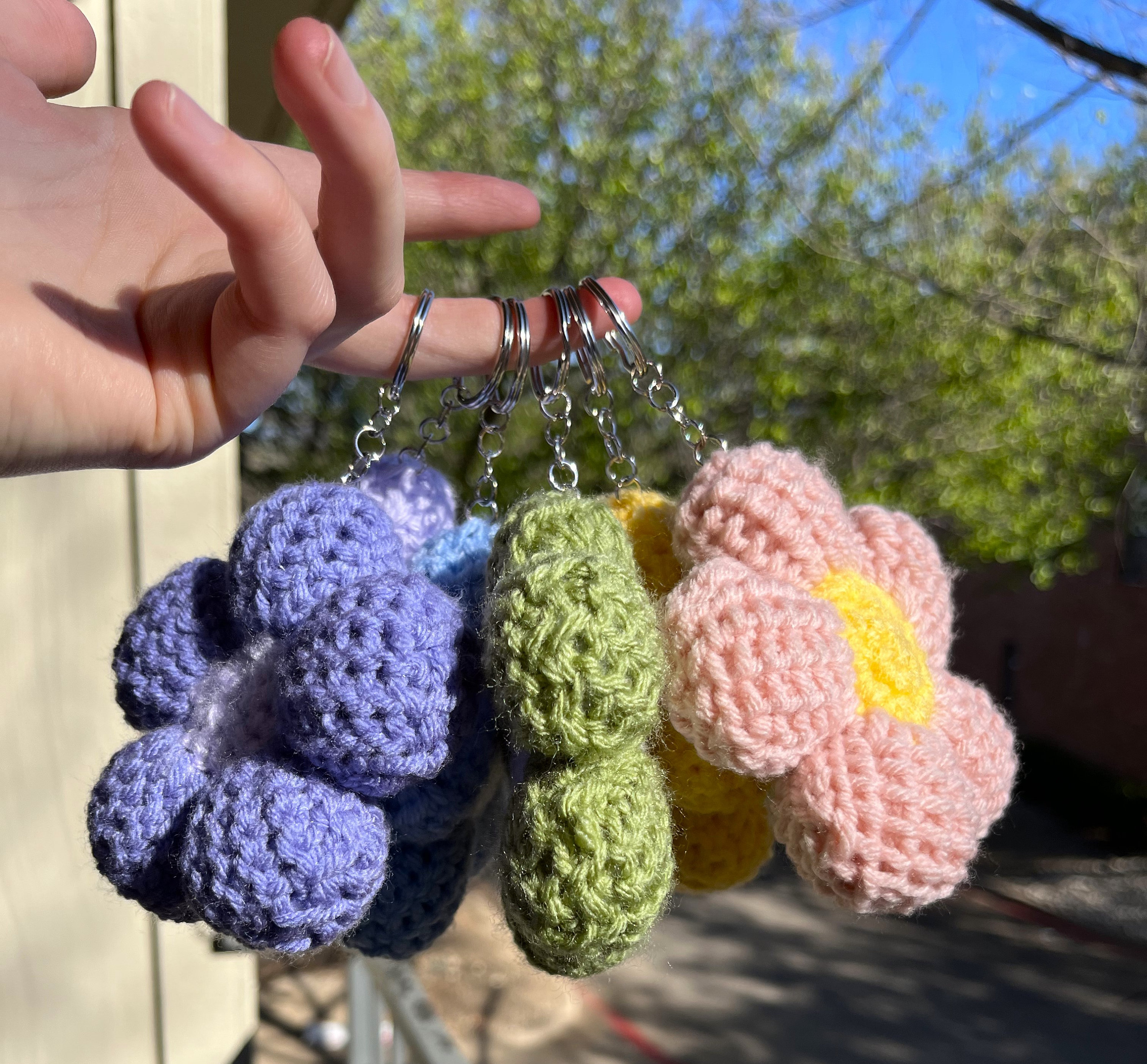 パフクロシェフラワーキーホルダー/バッグアクセサリー - Etsy 日本