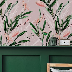 Botanische Tapete, Tropische Grüne Blätter und Rosa Blumen Wandbild, Pastell Rosa Hintergrund, Schälen und Stick, Abnehmbare Tapete