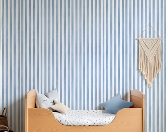 Lichtblauw gestreept behang - muurdecoratie in Scandinavische kuststijl