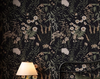 Sfeervol botanisch bloemenbehang, donkere vintage bloemen muurschildering, elegante badkamer- en slaapkamerinrichting