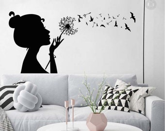 Sticker mural dame pissenlit - Sticker femme soufflant des graines de pissenlit dans des oiseaux - décoration de salon, salle à manger, chambre à coucher, chambre de bébé