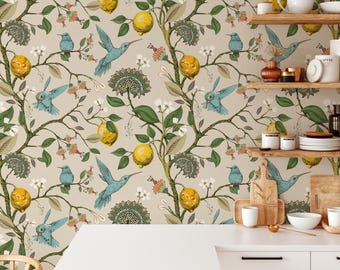 Könnte beinhalten: Eine beige Tapete mit einem sich wiederholenden Muster aus grünen Blättern, gelben Zitronen und blauen Kolibris. Die Tapete ist in einer Küchenumgebung mit weißen Schränken und einer Arbeitsplatte zu sehen.
