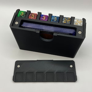 Dice Track Deck Box - Boîte de cartes avec emplacements pour dés pouvant contenir 30 dés de taille standard pour MTG, Pokémon, Yu-Gi-Oh ou tout autre jeu de cartes à collectionner
