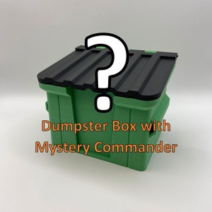 Puede incluir: Una caja de plástico verde con tapa negra. La caja tiene el texto "Dumpster Box with Mystery Commander" impreso en el lateral. Un signo de interrogación se superpone a la caja.