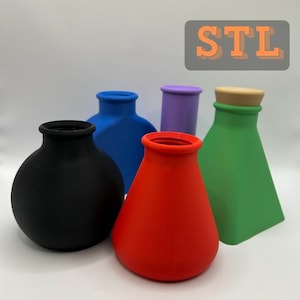 Peut inclure: Cinq bouteilles de compression en silicone de couleurs différentes. Les bouteilles sont noires, bleues, rouges, vertes et violettes. Les bouteilles sont toutes de formes et de tailles différentes. STL.