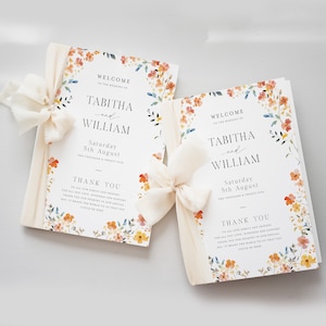 Könnte beinhalten: Zwei weiße Hochzeitsprogramme mit einem Blumendesign und dem Text "Willkommen zur Hochzeit von Tabitha und William" und "Samstag, 5. August Zwei tausend und fünfundzwanzig" und "Vielen Dank".