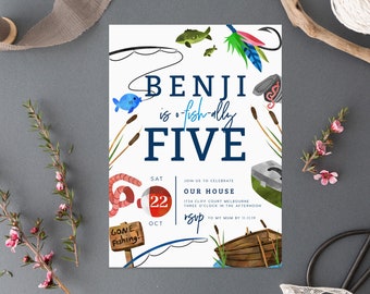 Op de afbeelding: Een witte verjaardagsuitnodiging met blauwe en rode tekst. De uitnodiging is voor Benji's 5e verjaardag. De uitnodiging heeft een vissersthema met illustraties van vissen, hengels en een boot. Het feest is op zaterdag 22 oktober om 15:00 uur. Het adres is 1734 Cliff Court Melbourne. RSVP naar Benji's moeder vóór 11 november.