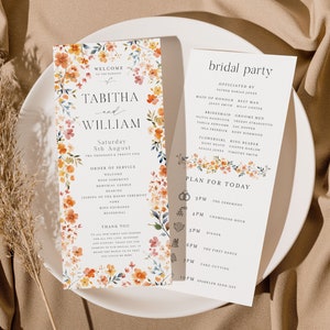 Könnte beinhalten: Zwei Hochzeitszeremonieprogramme mit floralen Designs. Das linke Programm zeigt die Namen "Tabitha und William" und das Datum "Samstag, 5. August". Das rechte Programm listet die Hochzeitsgesellschaft und den Tagesablauf auf.