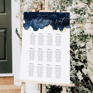 Puede incluir: Un plano de asientos de boda con un fondo de acuarela azul y dorado. El plano enumera los nombres de los invitados asignados a cada mesa. El texto en la parte superior dice "Tabitha + William | 08.12.2X" y "find your seat".