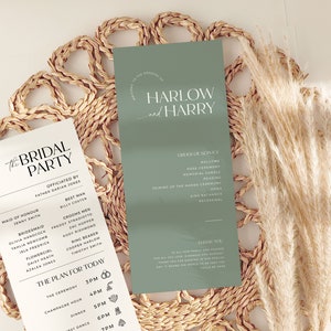 Puede incluir: Un orden de servicio de ceremonia de boda y una lista de la fiesta nupcial. El orden del servicio está impreso en una tarjeta verde salvia con los nombres "Harlow y Harry" en la parte superior. La lista de la fiesta nupcial está impresa en una tarjeta blanca con el título "The Bridal Party".
