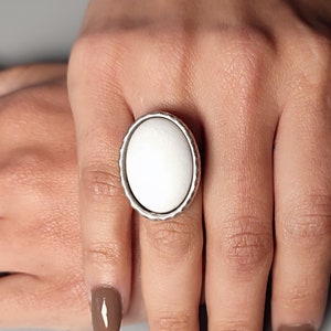 Weißer Jade Ring mit Art-Deco-Silber-Band reiner minimaler echter Kristallstein-moderner eleganter großer Ring-Balance-Ruhe-Stein