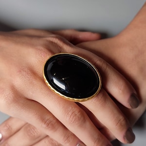 Bague plaquée or onyx noir : bijoux fantaisie gothiques ajustables