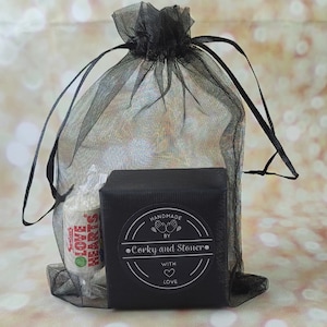Pode incluir: Uma sacola de presente preta com fecho de cord&atilde;o, contendo uma pequena caixa preta com um r&oacute;tulo branco que diz "Handmade by Corky and Stoner with love".