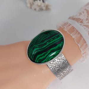 Brazalete de plata: brazalete bohemio de malaquita sintética