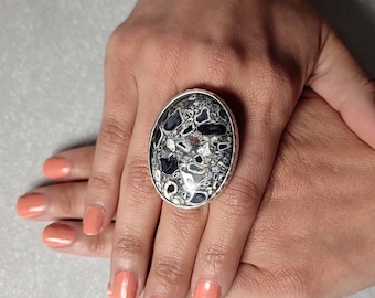 Anel marcante em preto e branco: Anel artesanal com grande pedra de jaspe