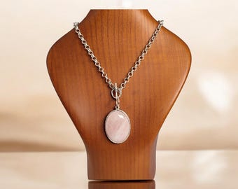 Collar con colgante de cuarzo rosa de plata martillada: joyería de cristal hecha a mano