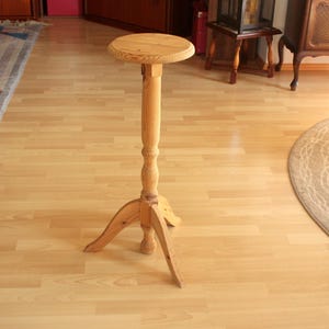 Schöner Holz Blumenhocker 80er gedrechselt Handarbeit Vintage Blumensäule Pedestal Boho Blumenständer Plant stand wood West Germany