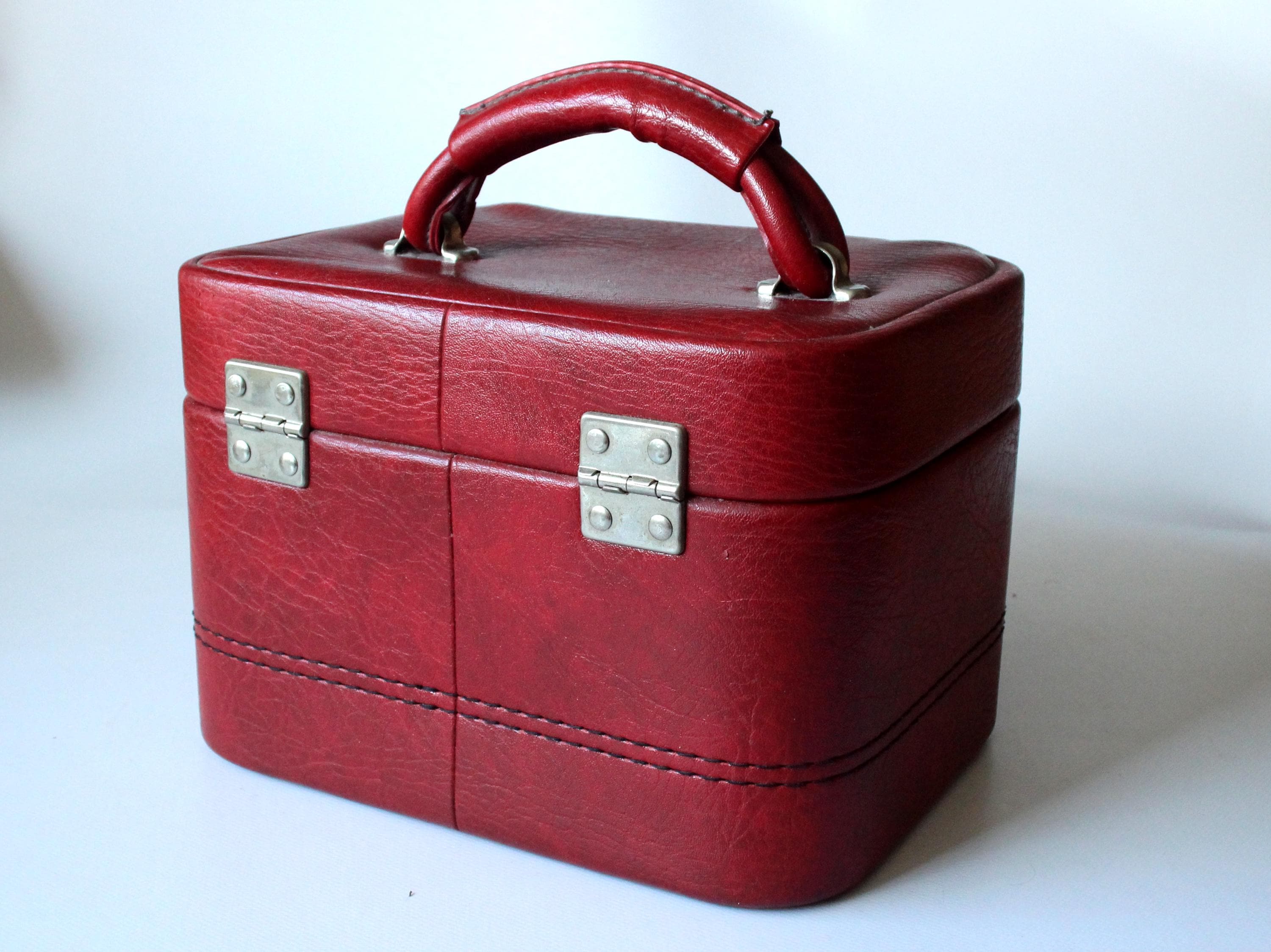Trousse De Toilette Vintage Rouge Années 70 - Avec Miroir Et Fermeture éclair, Complète | Occasion Bon état