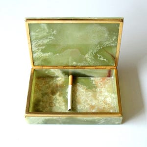 Distributore di sigarette in alabastro, scatola portagioie vintage con coperchio solido, anni '70, portagioie verde, sigarette, Italia, metà secolo, verde onice