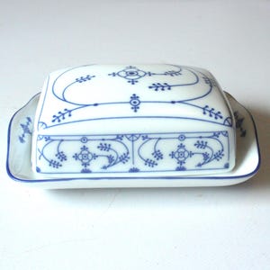 Beautiful butter dish with strawflower pattern, vintage white and blue ceramic, retro kitchen design, Germany. Butter cup with onion pattern, Indian blue porcelain.