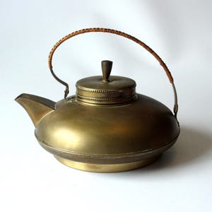 Jug metal gold-colored Asia style teapot vintage 1.0 l old teapot with braided handle tea kettle